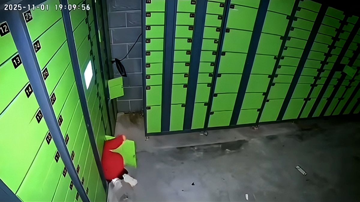 Chlapec v Číně uvázl ve výdejním boxu